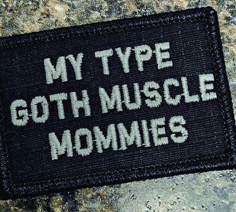 Como Visto en Redes Sociales - Mi Tipo - Mamás Musculosas Góticas - Parche 2x3 - Negro con Plata